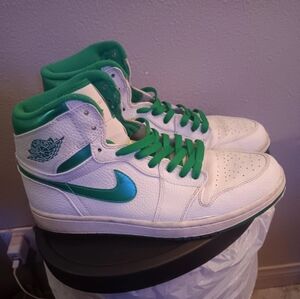 9.5 Nike Air Jordans Retro Green High Top